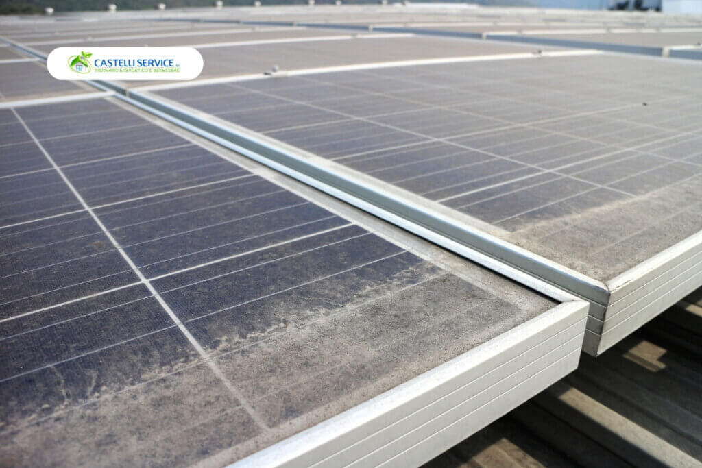 pannello fotovoltaico sporco di polvere