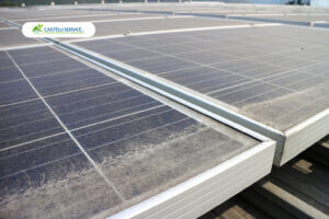 pannello fotovoltaico sporco di polvere